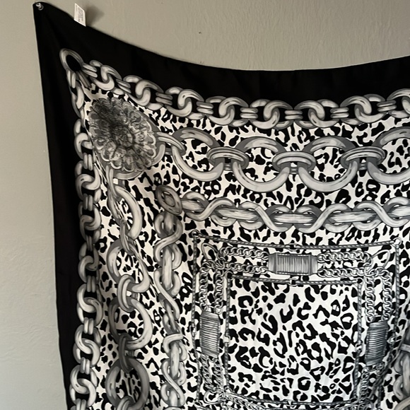 MADE IN ITALY 🇮🇹 LEOPARD & CHAINS BLACK EDGES 35” SCARF - Picture 7 of 11